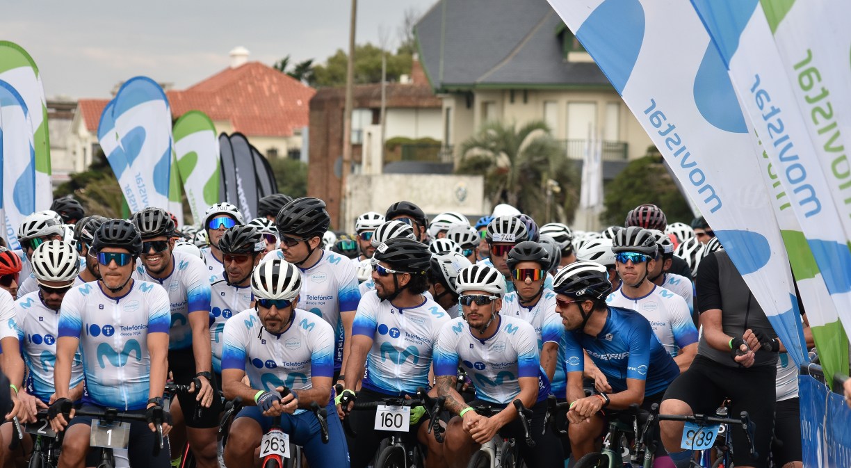 Telefónica cumplió 100 años y para celebrarlo acompañó a más de 1.200 ciclistas en el Gran Fondo Movistar