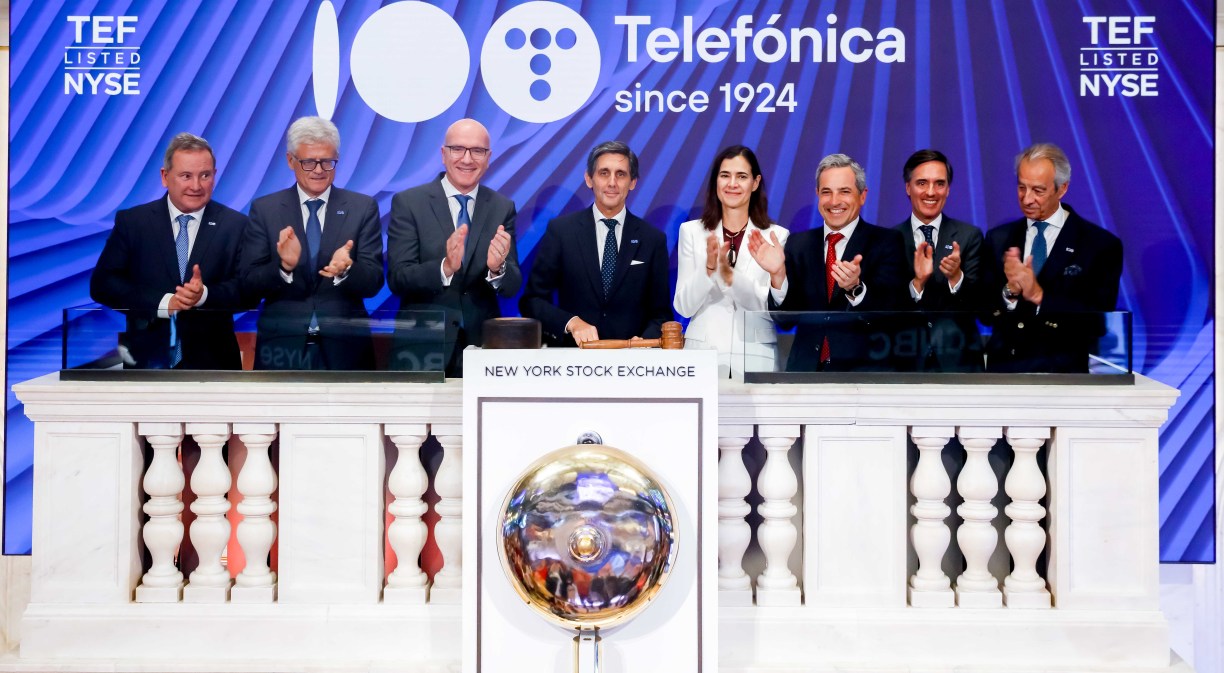 La ceremonia rememora un día histórico: se cumplen 37 años desde que Telefónica se convirtió en la primera compañía española que dio el salto a Wall Street.